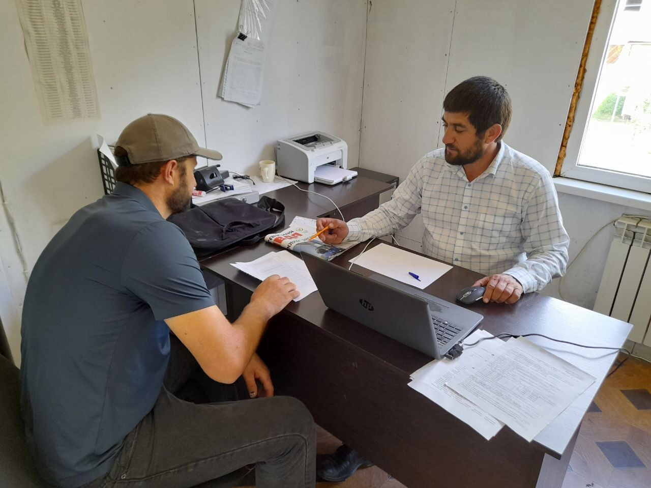 Специалист центра провёл разъяснительную беседу с посетителем...